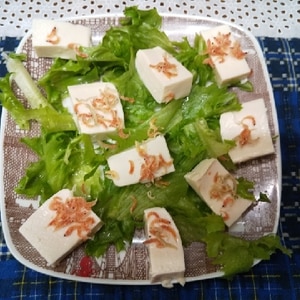 お豆腐とチキンラーメンのグリーンヘルシーサラダ